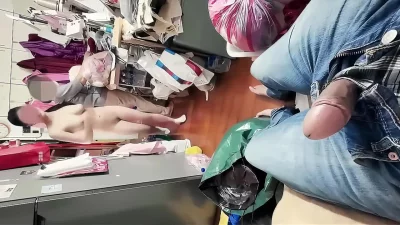 刺激！在服装店当着裁缝阿姨的面和男友操逼 边操还边跟阿姨聊天